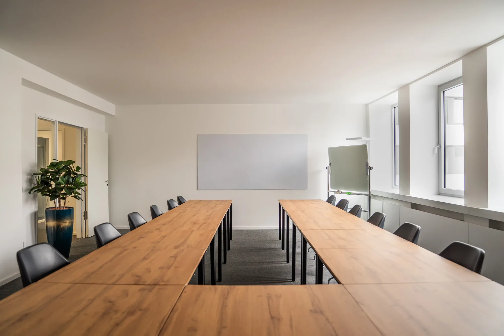Frontalansicht der U-Form-Bestuhlung im Konferenzraum Ufergrün, Hamburg